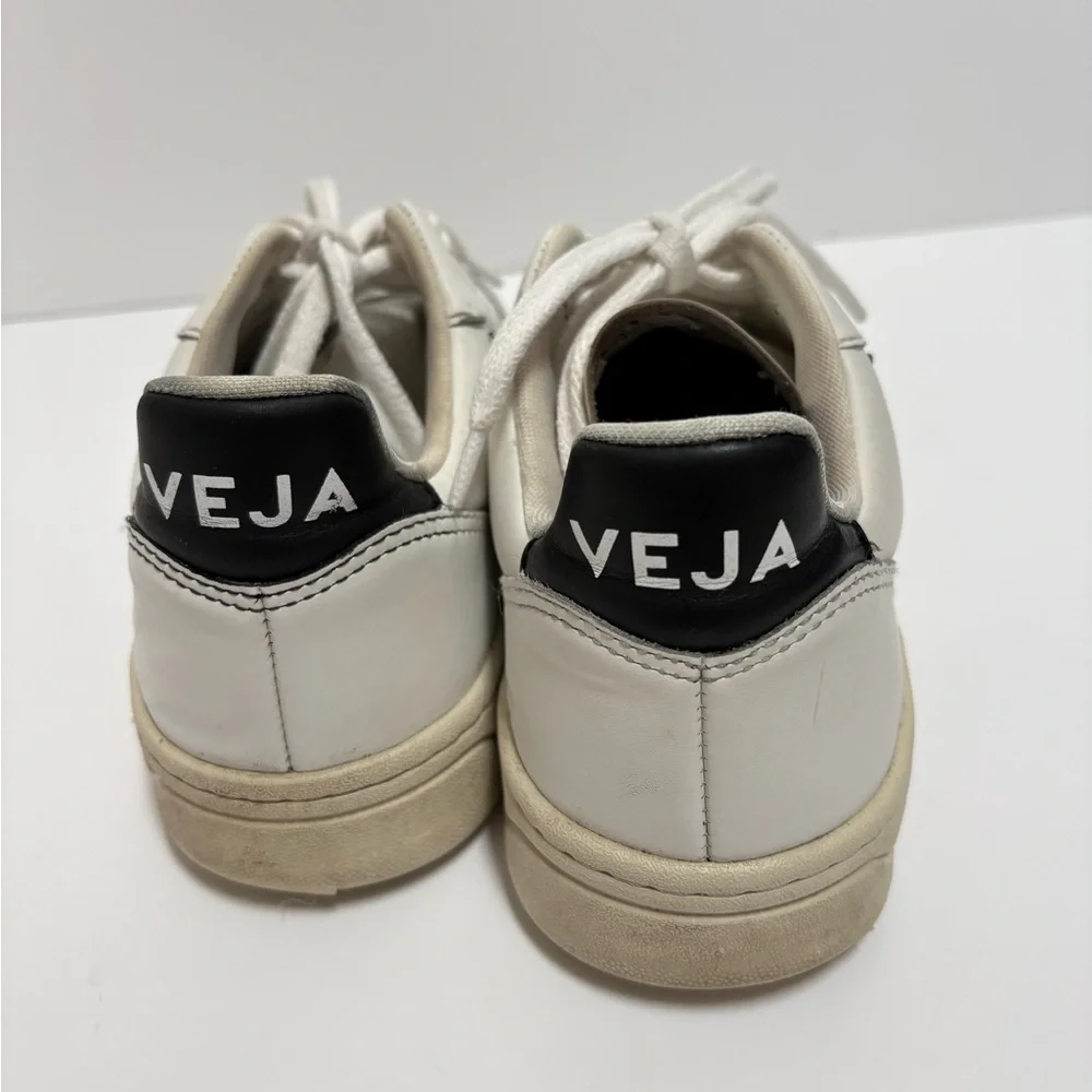 VEJA White Black Women's Low Top Sneakers Lace Up Logo Accent Rubber Sole Size 7